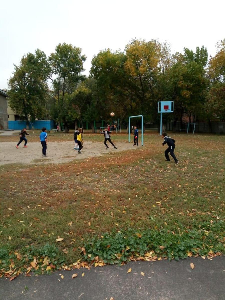 С учащимися  5-6 классов проведены соревнования по футболу