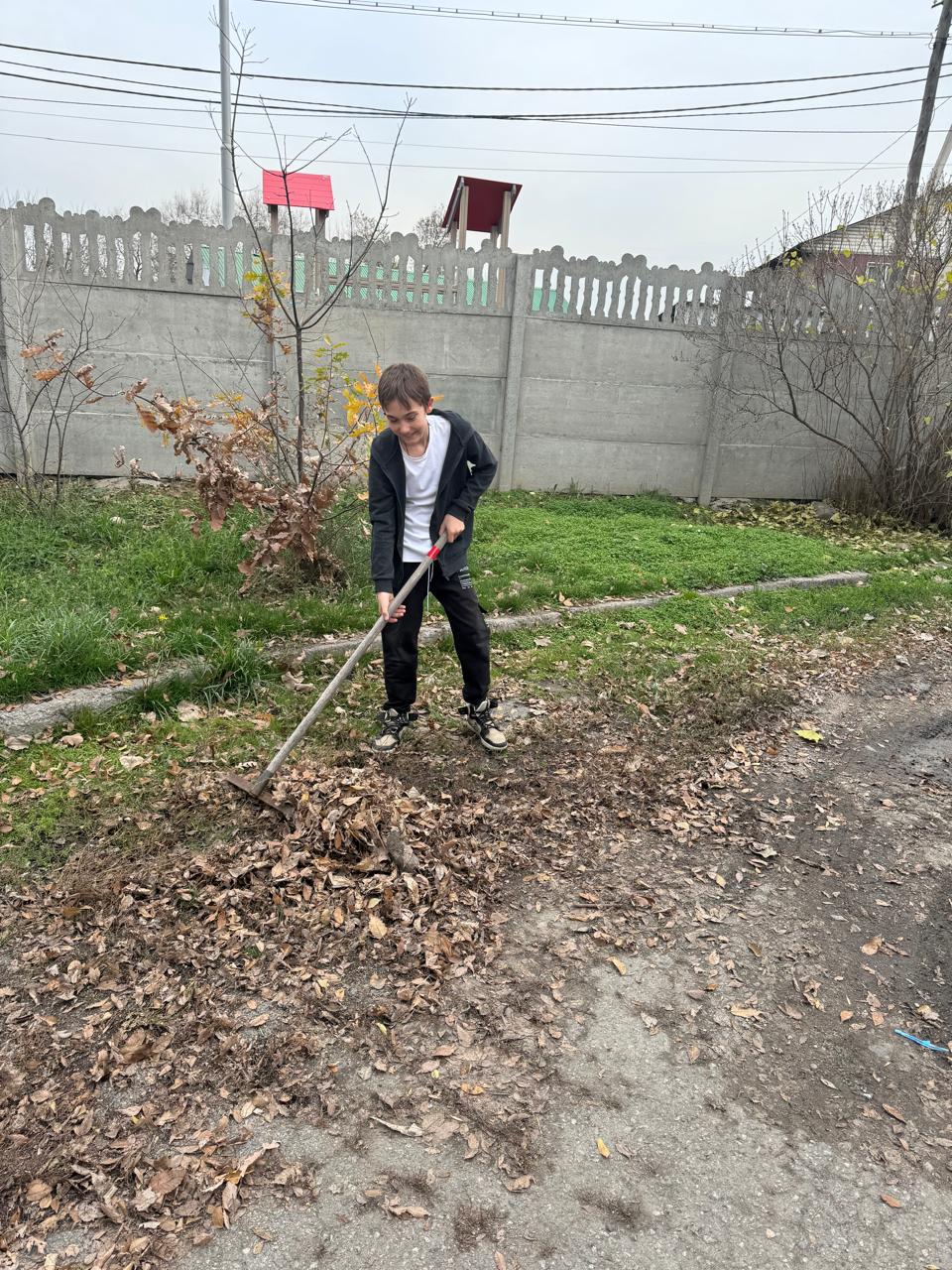 Мектеп аумағын тазалау. Уборка школьной территории.