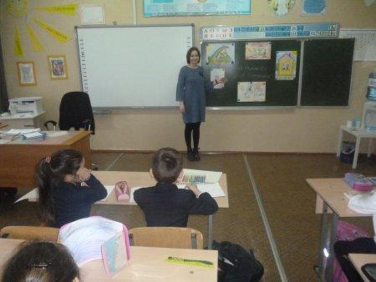 По семейному воспитанию классными руководителями с учащимися 1-11 классов проведены классные часы