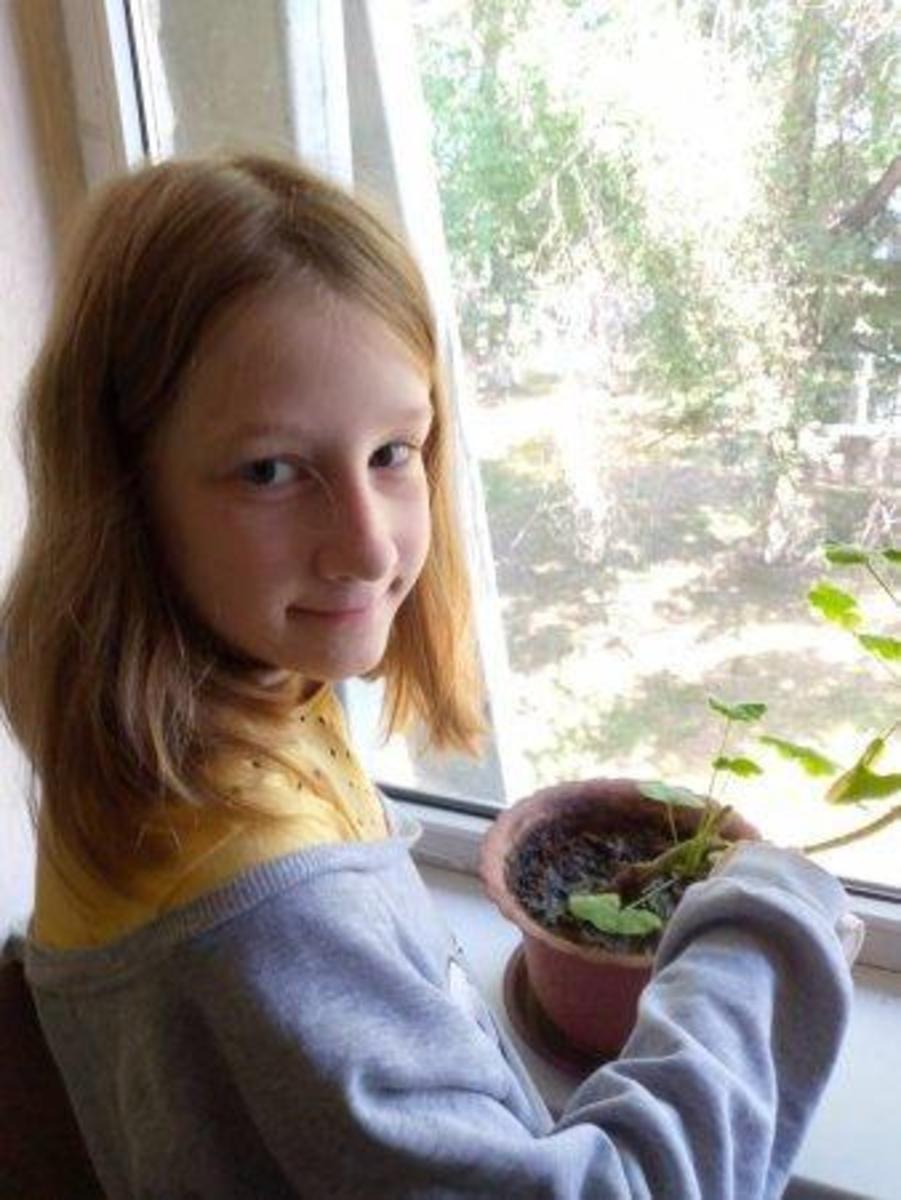 С удовольствием помогают по дому  своим родителям. Занимаются уборкой, ухаживают за комнатными растениями, выполняют работу на приусадебном участке.