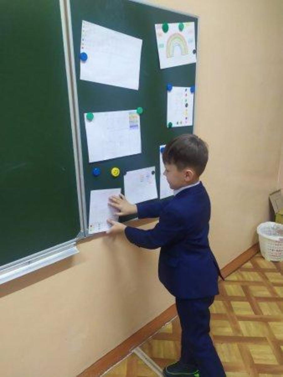 Работали над первыми проектами на тему : ,, Математическая раскраска".