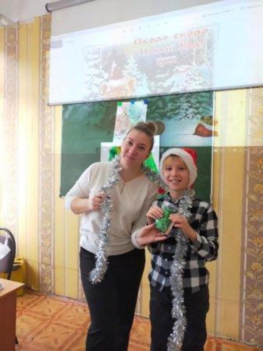 Приняли активное участие в изготовлении поделок, в конкурсе рисунков, плакатов к Новому 2022 году.