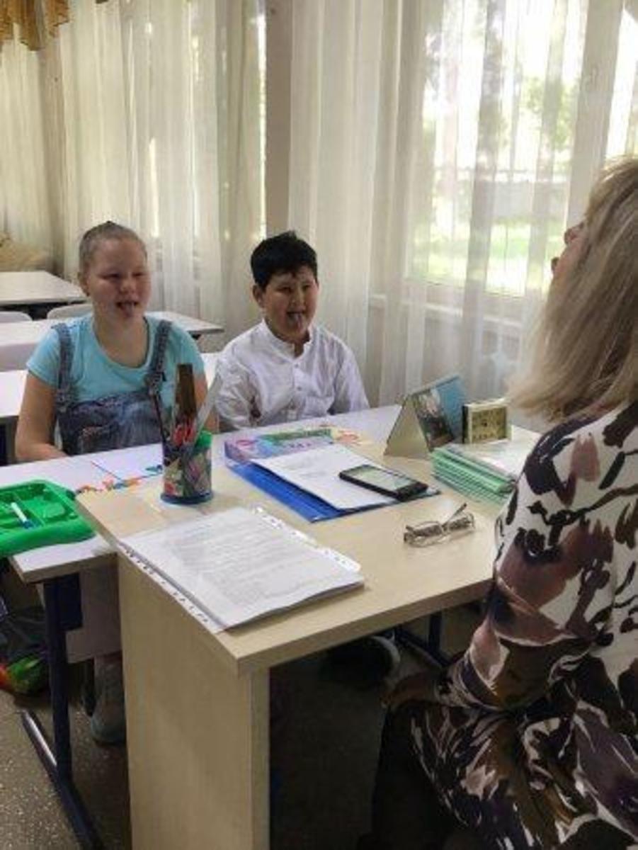 Сабақтар өткізілді. Проводит занятия