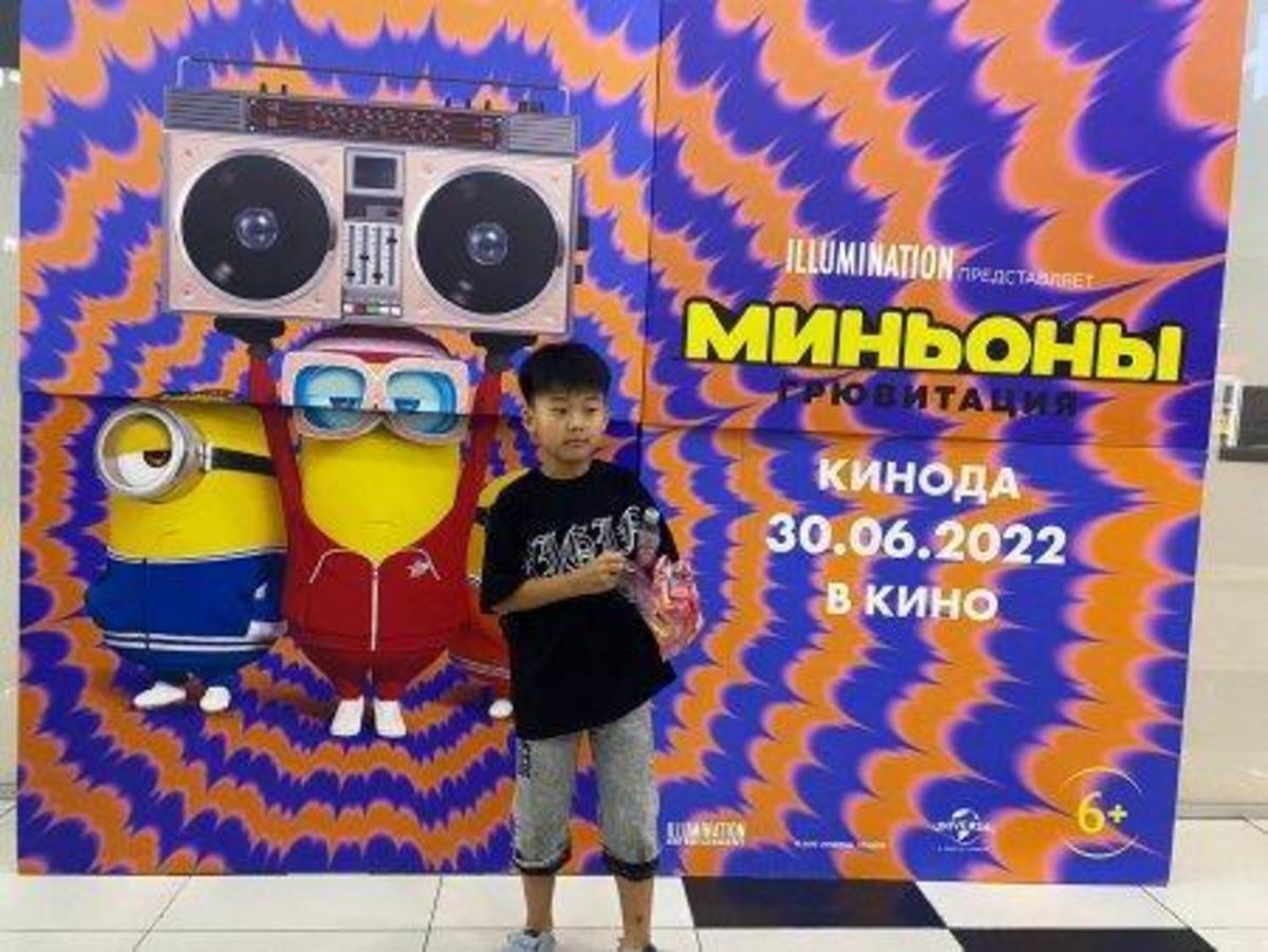 Саябақта уақытын өткізеді.Проводит время в парках