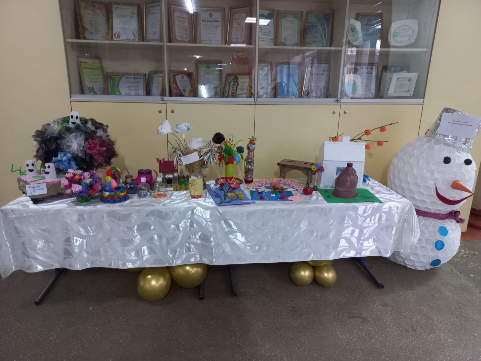 Қолөнер көрмесі. Выставка поделок.