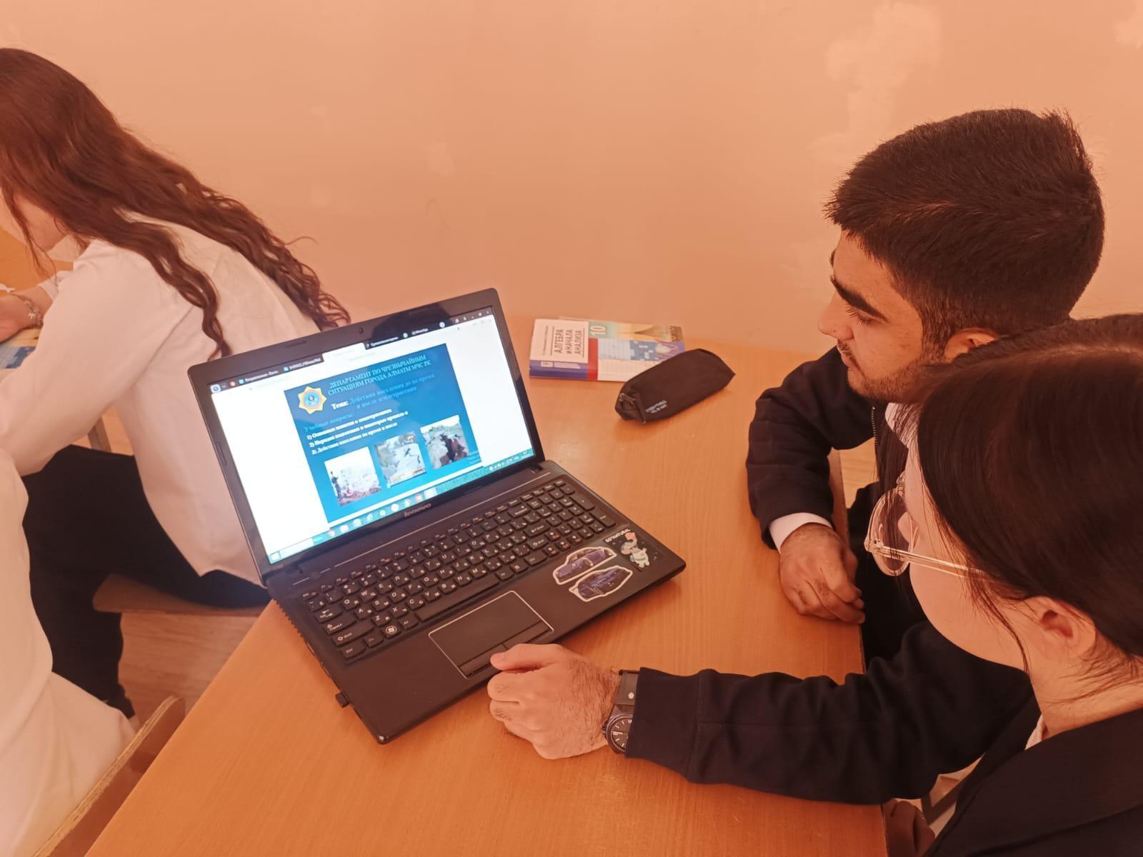 10-11 сынып оқушыларымен «Көмек» бағдарламасы бойынша «Жер сілкінісі» Модулінің алғашқы сабағы. Первое занятие модуля «Землетрясения» по Программе «Көмек» с учащимися 10-11 классов.