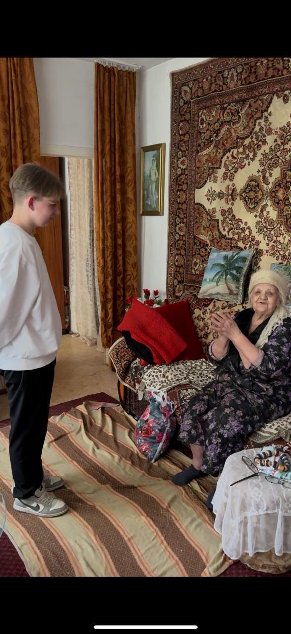 Еңбек майданы ардагерлерін құттықтау. Поздравление ветеранов трудового фронта.