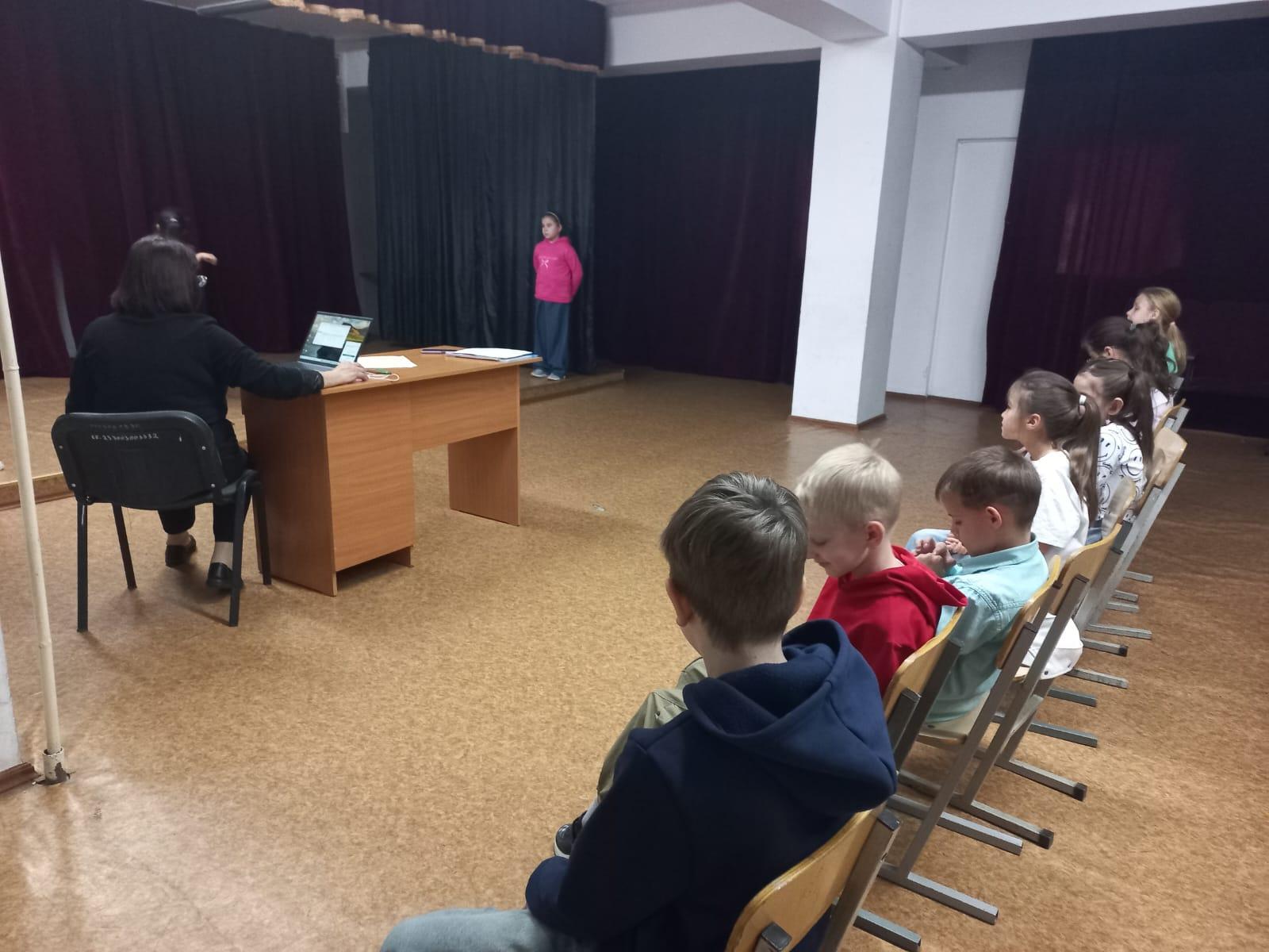 «Радуга» театр студиясындағы сабақтар. Занятия в театральной студиии «Радуга».